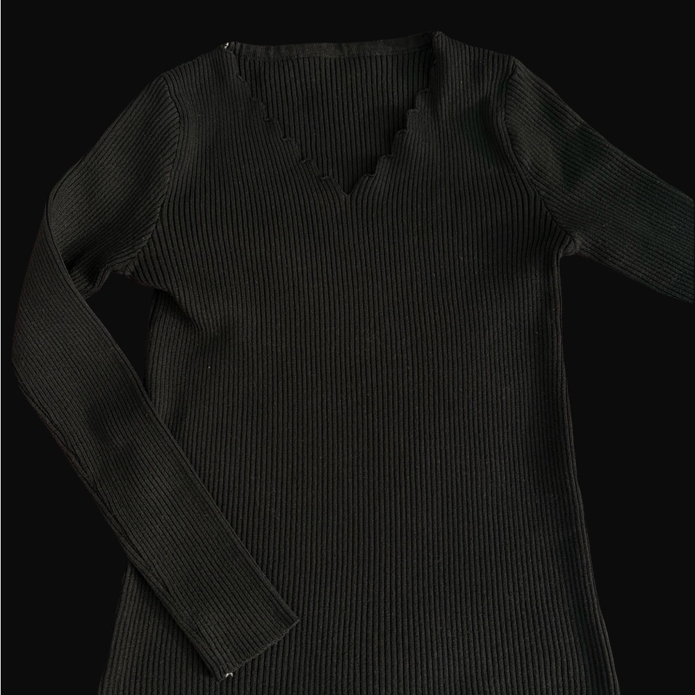 black jagged neckline quarter sleeve top